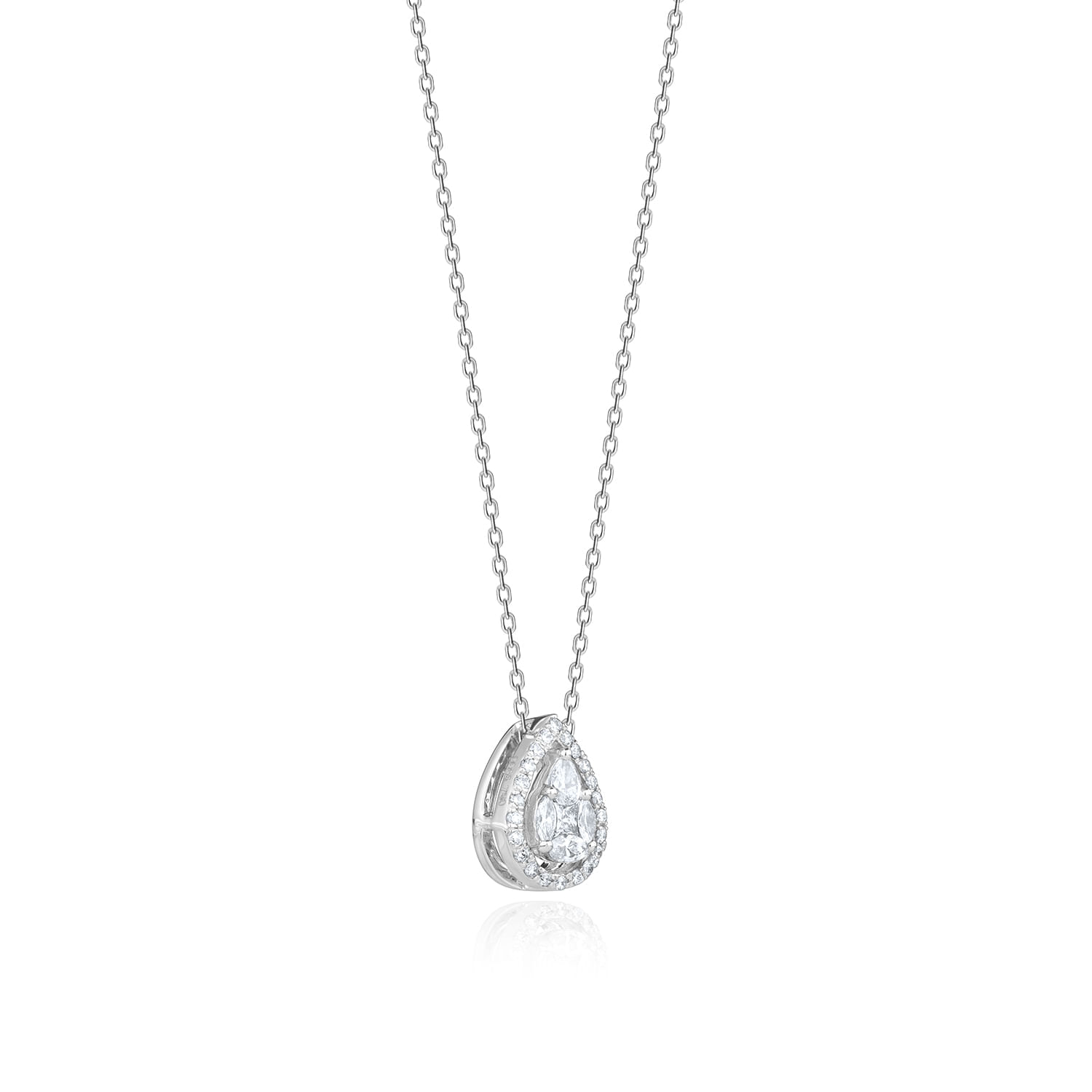 Colar com pingente em forma de gota com compound de pedras brilhantes na peça.
