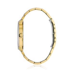 Relógio com pulseira de metal dourada e caixa prateada, visto de lado, exibindo detalhes de acabamento e a coroa na lateral.