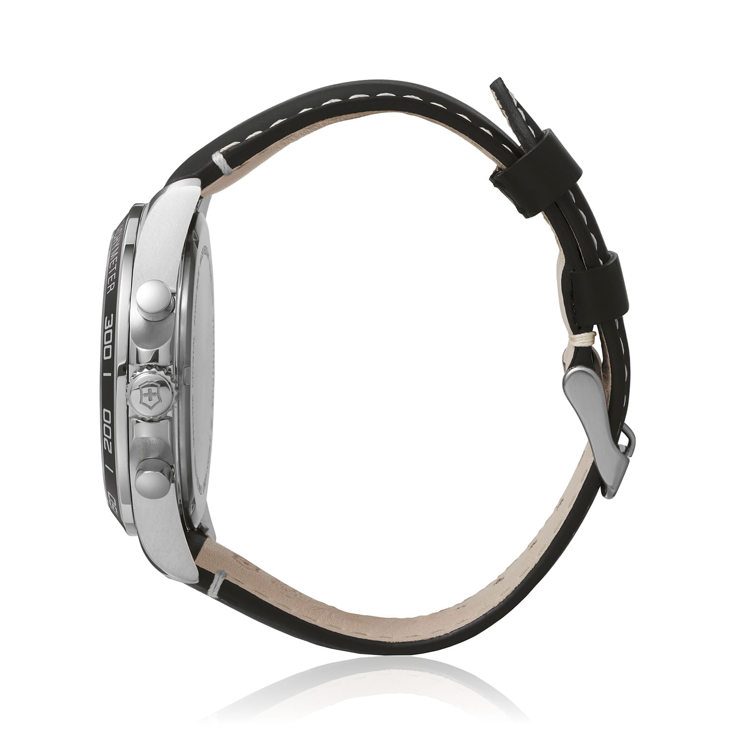 Relógio de pulso com pulseira de couro preto e caixa metálica prateada, com botões laterais e detalhes em preto na lateral da caixa.