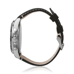 Relógio de pulso com pulseira de couro preto e caixa metálica prateada, com botões laterais e detalhes em preto na lateral da caixa.
