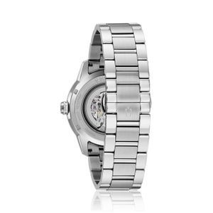 Relógio de pulso com pulseira de metal prateada, mostrando a parte de trás do mostrador e a máquina de movimento visível.