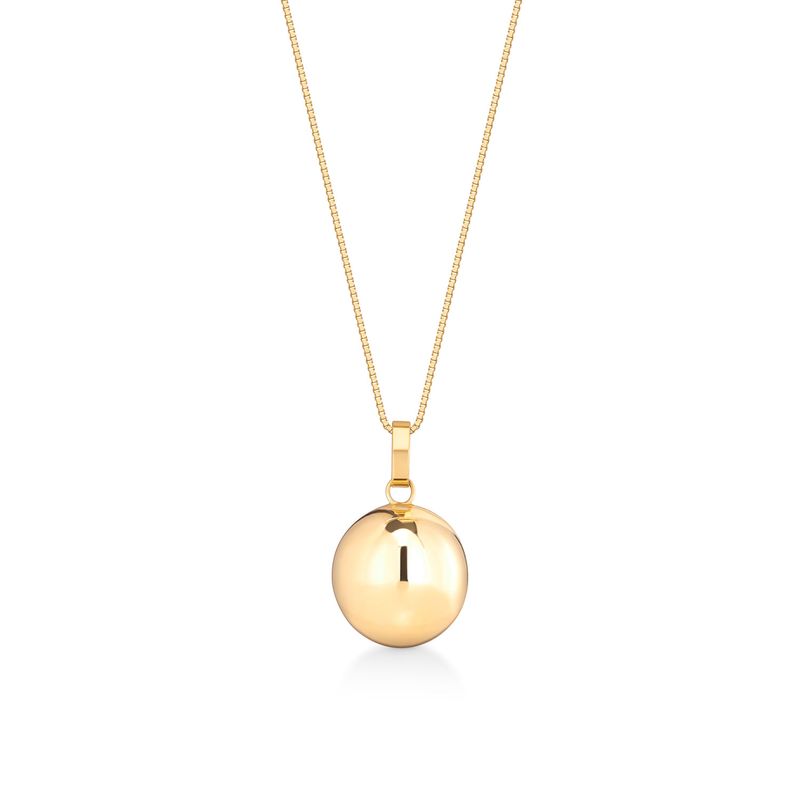 Colar com pingente de ouro com uma pérola ovalada e lisa.
