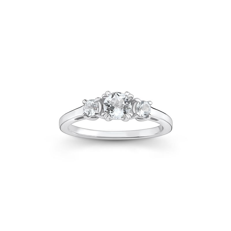Anel de prata com três diamantes, com destaque para o diamante central maior, em fundo branco.