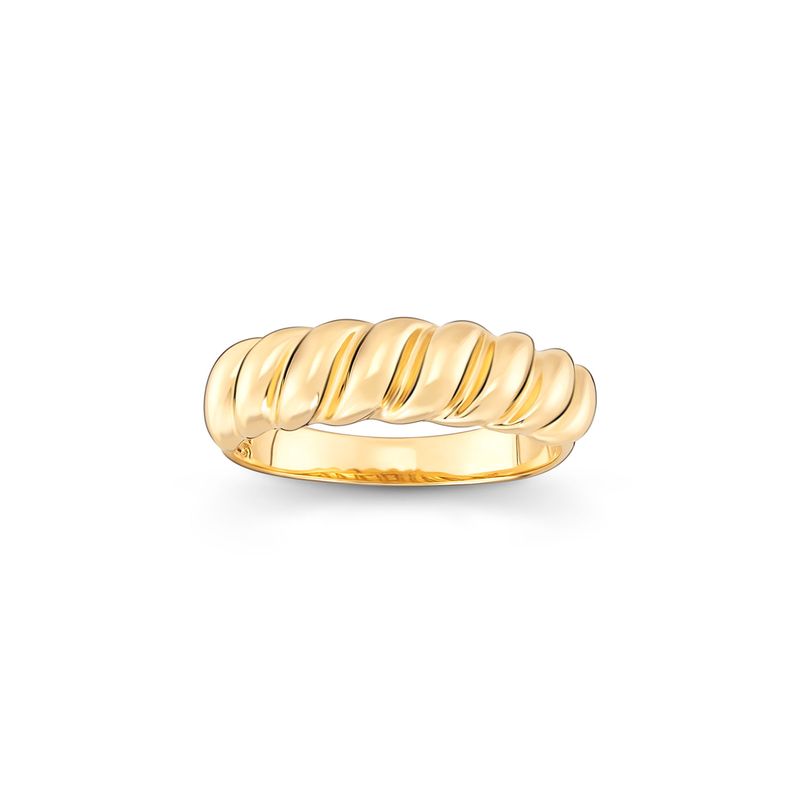 Anel dourado com acabamento lustroso e design torcido, com linhas diagonais no topo.