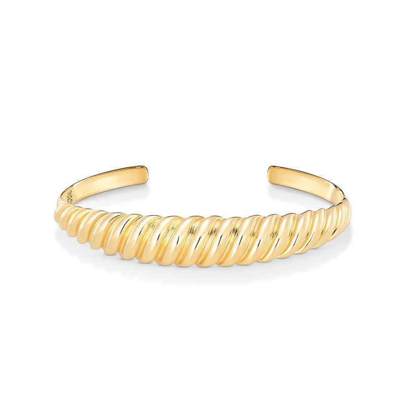 Pulseira dourada com detalhes em relevo de espiral na imagem.