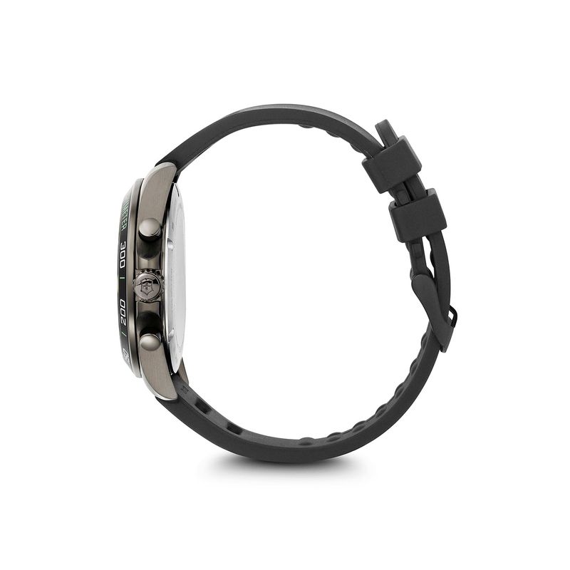 Relógio com caixa prateada, Pulseira preta de material silicônico, com botões laterais e visor com marcações.