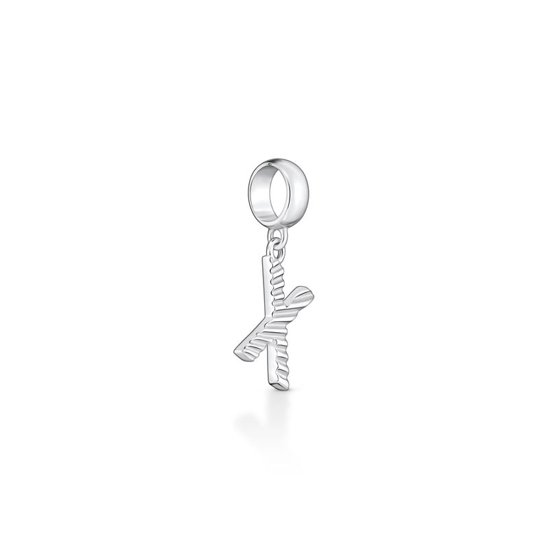 Colar com pingente de uma letra "K" em estilo riscado, feito de metal prateado, suspenso por um aro.