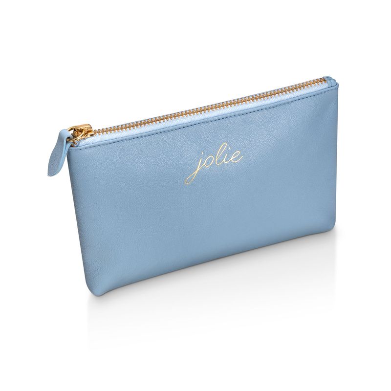Clutch azul com zíper dourado e a palavra "jolie" escrita em dourado na frente.