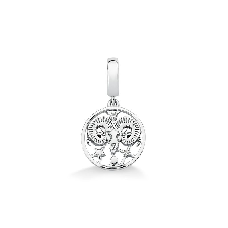Pingente circular com desenho de um carneiro estilizado, adornado com pequenas estrelas e uma pedra brilhante no topo.