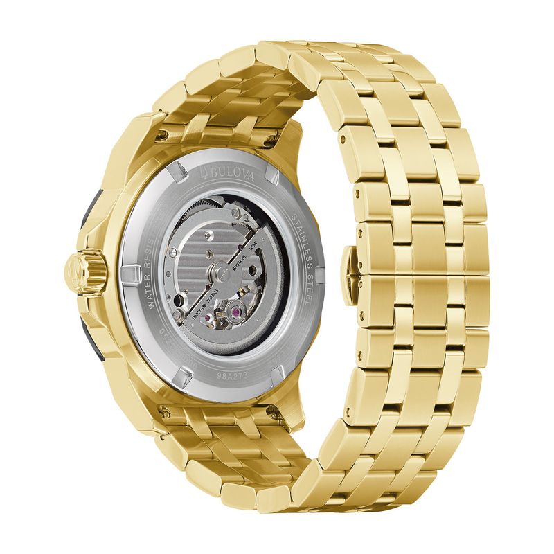 Relógio dourado com mostrador transparente, exibindo mecanismos internos, com pulseira de metal dourada brilhante.