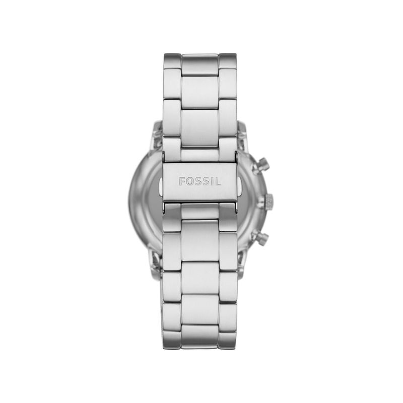 Relógio de pulso com pulseira de metal prateada e fecho com inscrição "FOSSIL", visto de trás.
