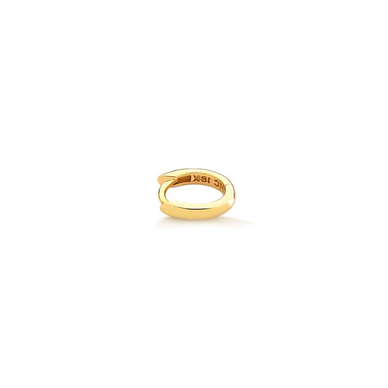 Anel dourado com design aberto e gravação interna visível.