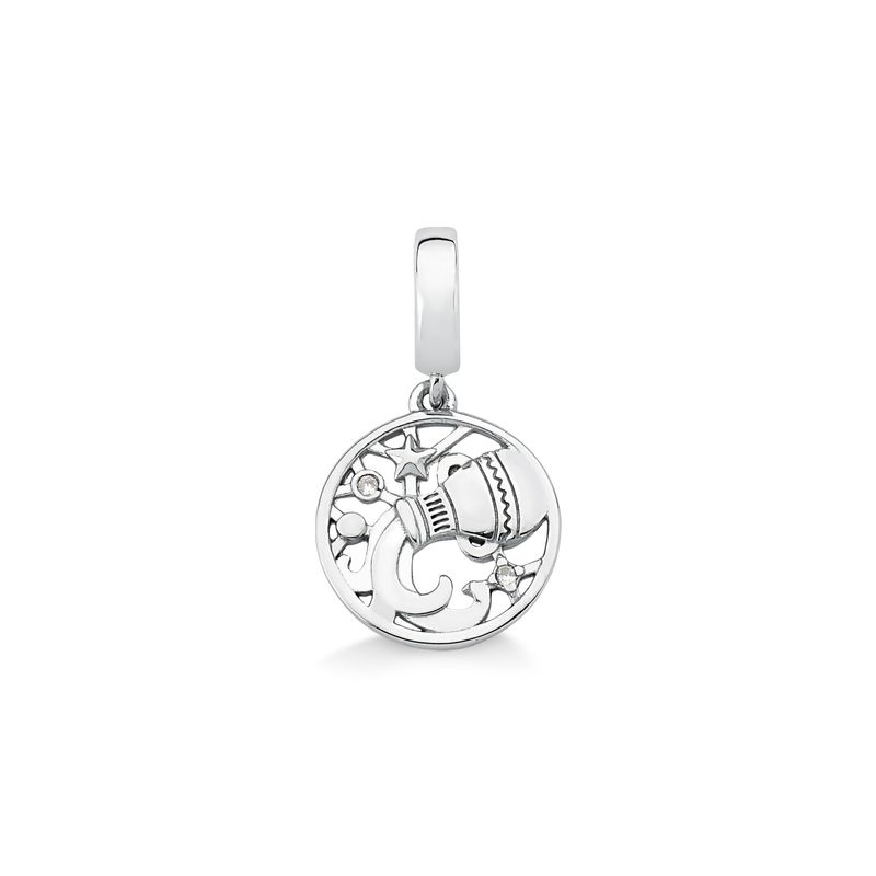 Pingente circular com desenho de uma astronauta, estrelas, planetas e elementos espaciais em metal prateado.