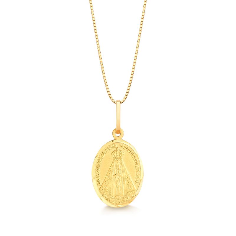 Colar dourado com pingente em formato oval contendo uma imagem religiosa e inscrições ao redor.