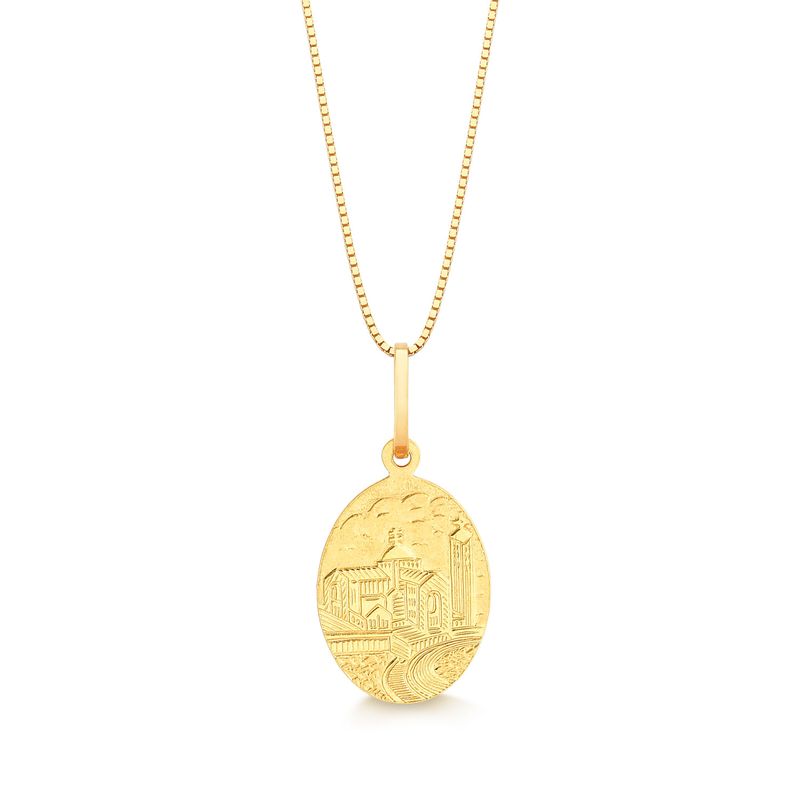 Colar com pingente dourado oval com cidade e rio gravados, suspenso por corrente fina.