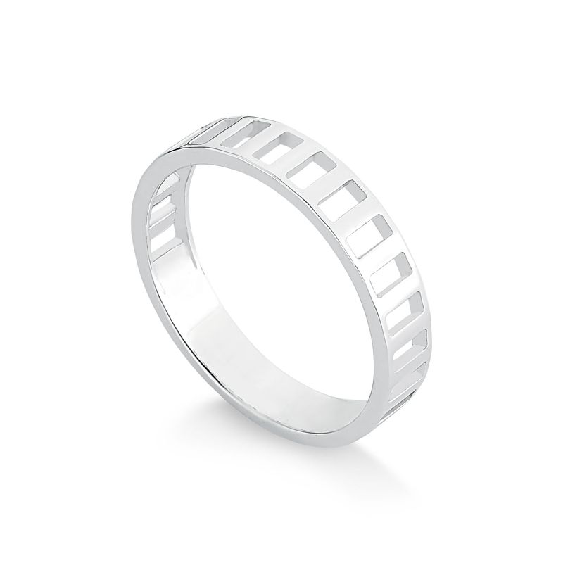 Anel prateado com design vazado de retângulos, peça de joalheria de metal brilhante.