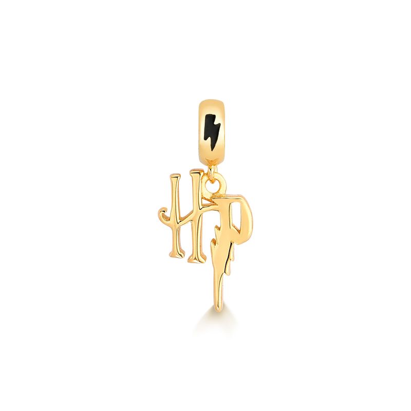 Pingente dourado com as letras "J" e "D" e um símbolo de raio preto na parte superior.