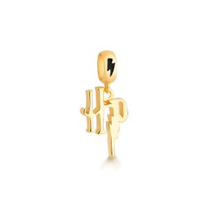 Pingente dourado com a palavra "love" estilizada.