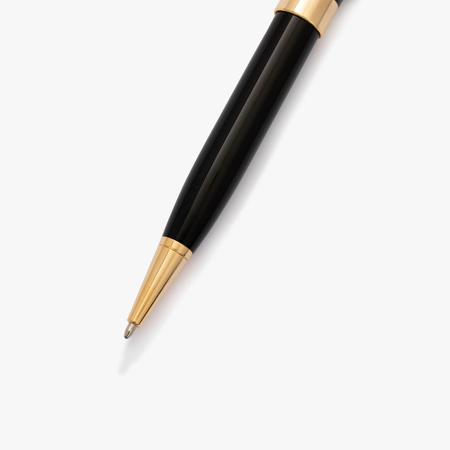 Caneta preta com detalhes dourados em fundo branco.
