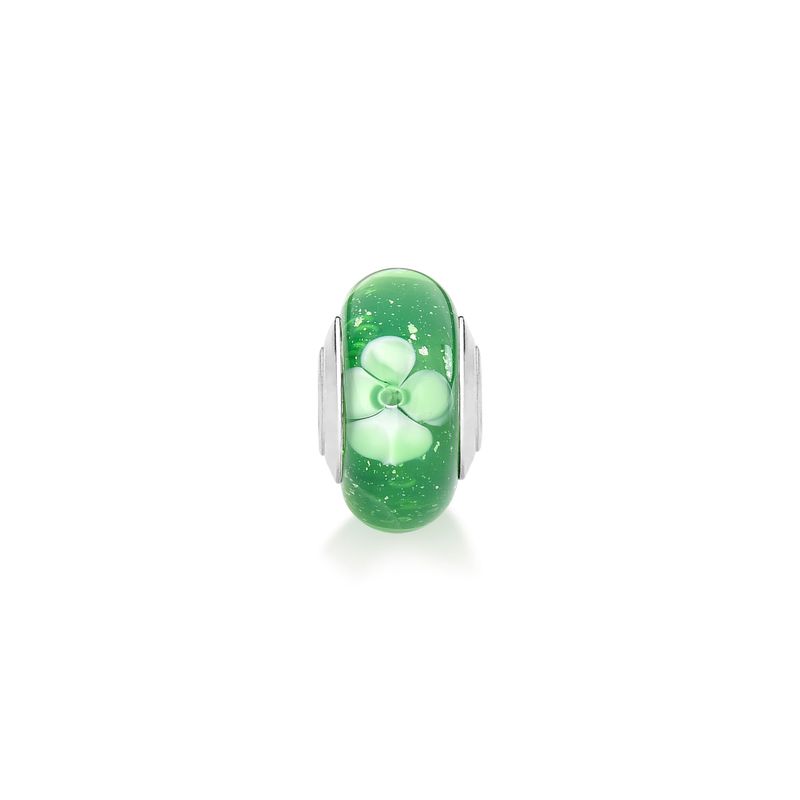 Pingente de vidro verde com pétalas brancas e bolhas, com detalhes de prata nas laterais.