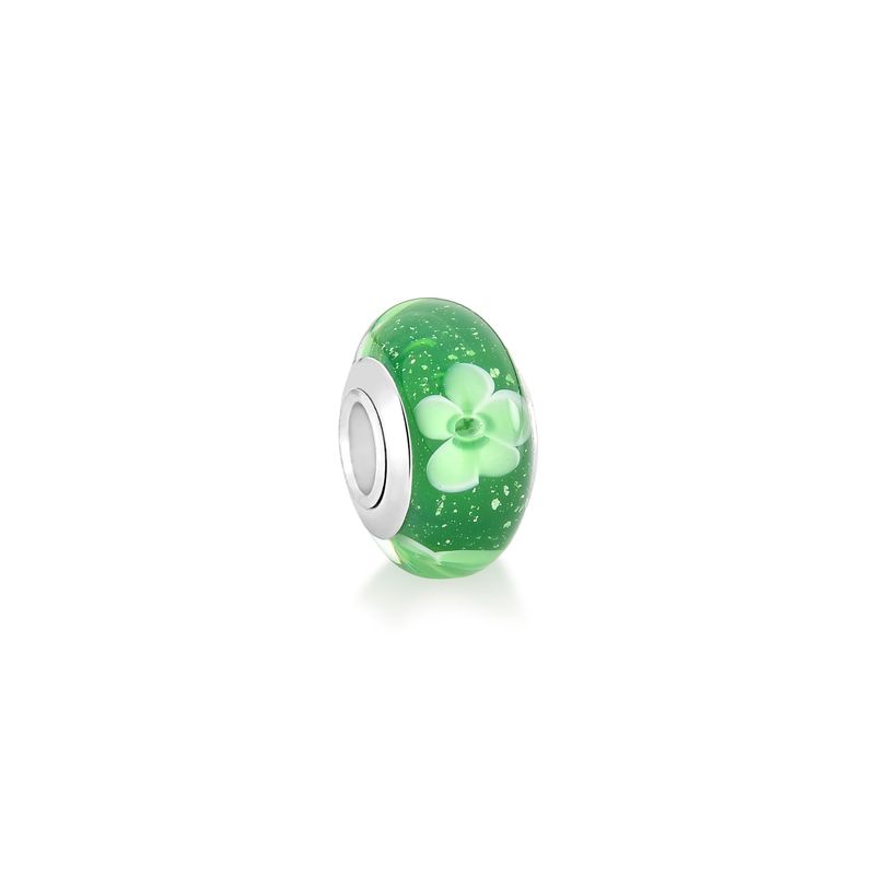 Chaveiro de zircônia com detalhe em flor verde e fundo transparente com glitter.