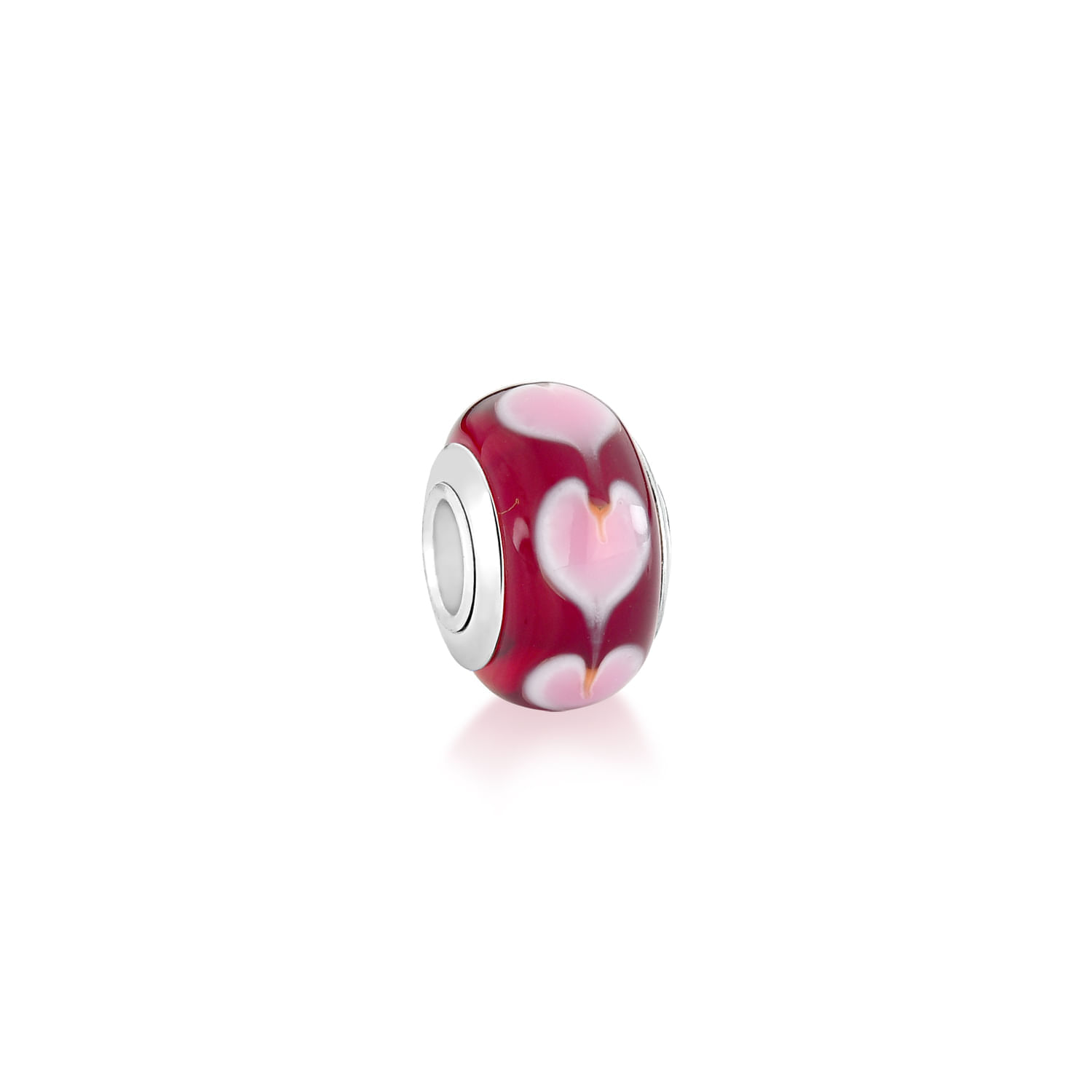 Chamilia pulseira com pingente de vidro decorado com corações brancos e rosados em fundo vinho.
