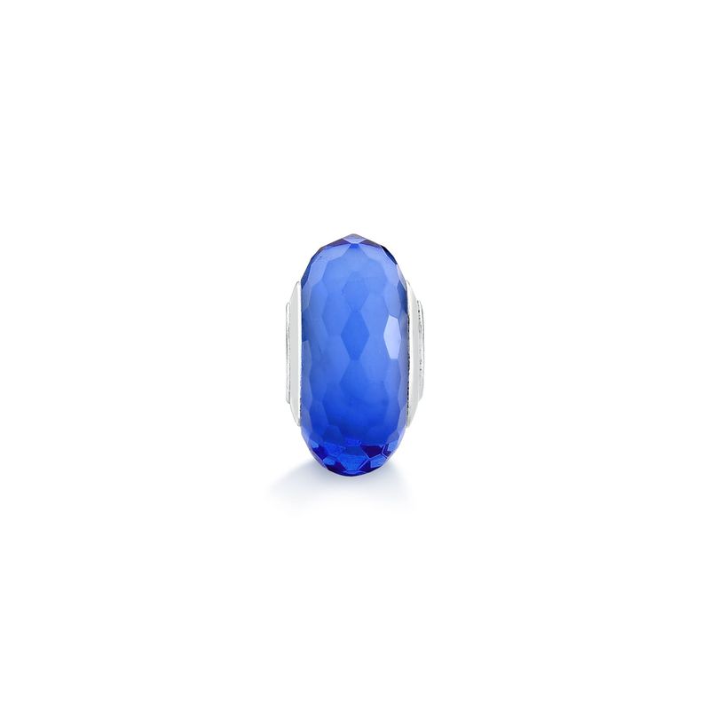 Bijuteria com pedra azul faceta em formato oval, com detalhes em prata nas laterais, sobre fundo branco.