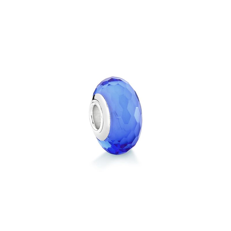 Relógio de pulso com pulseira azul de vidro faceteado e detalhes em prata.