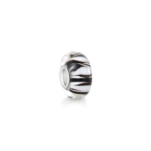 Cristal de vidro com detalhes em preto e branco, formato de anel, com efeito de linhas onduladas.