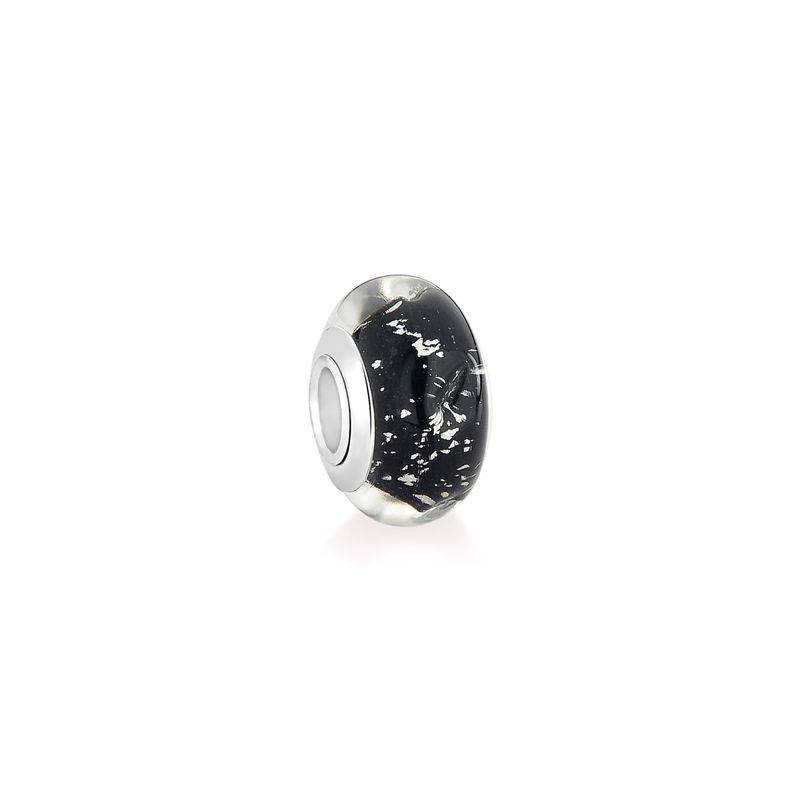 Pendente de metal prateado com detalhe em vidro preto com manchas brancas.