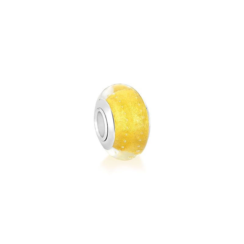 Pedaço de bijuteria com acabamento prateado e detalhe em vidro amarelo com bolinhas brancas, em fundo branco.