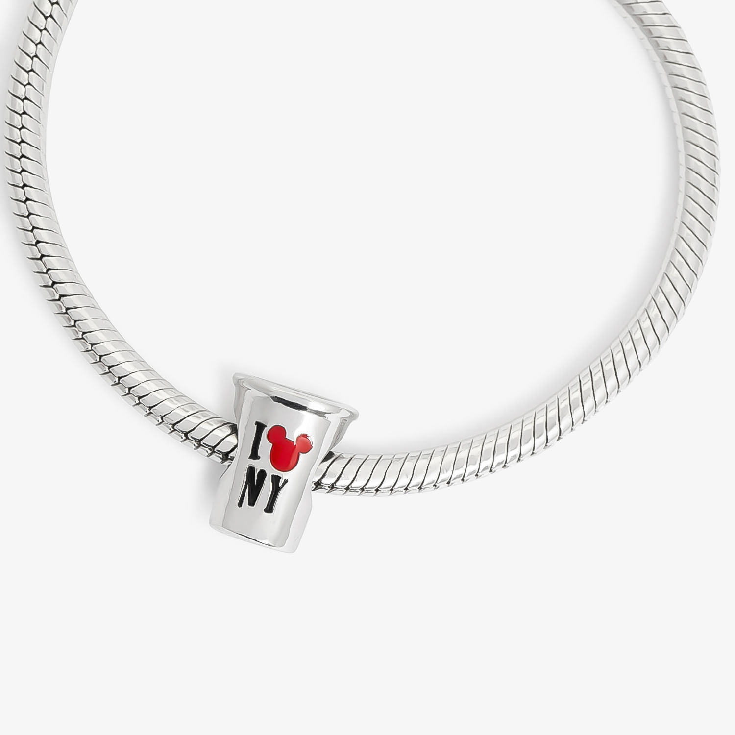 Choker de prata com pingente que diz "I ?? NY" em preto, branco e vermelho.