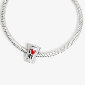 Choker de prata com pingente que diz "I ?? NY" em preto, branco e vermelho.