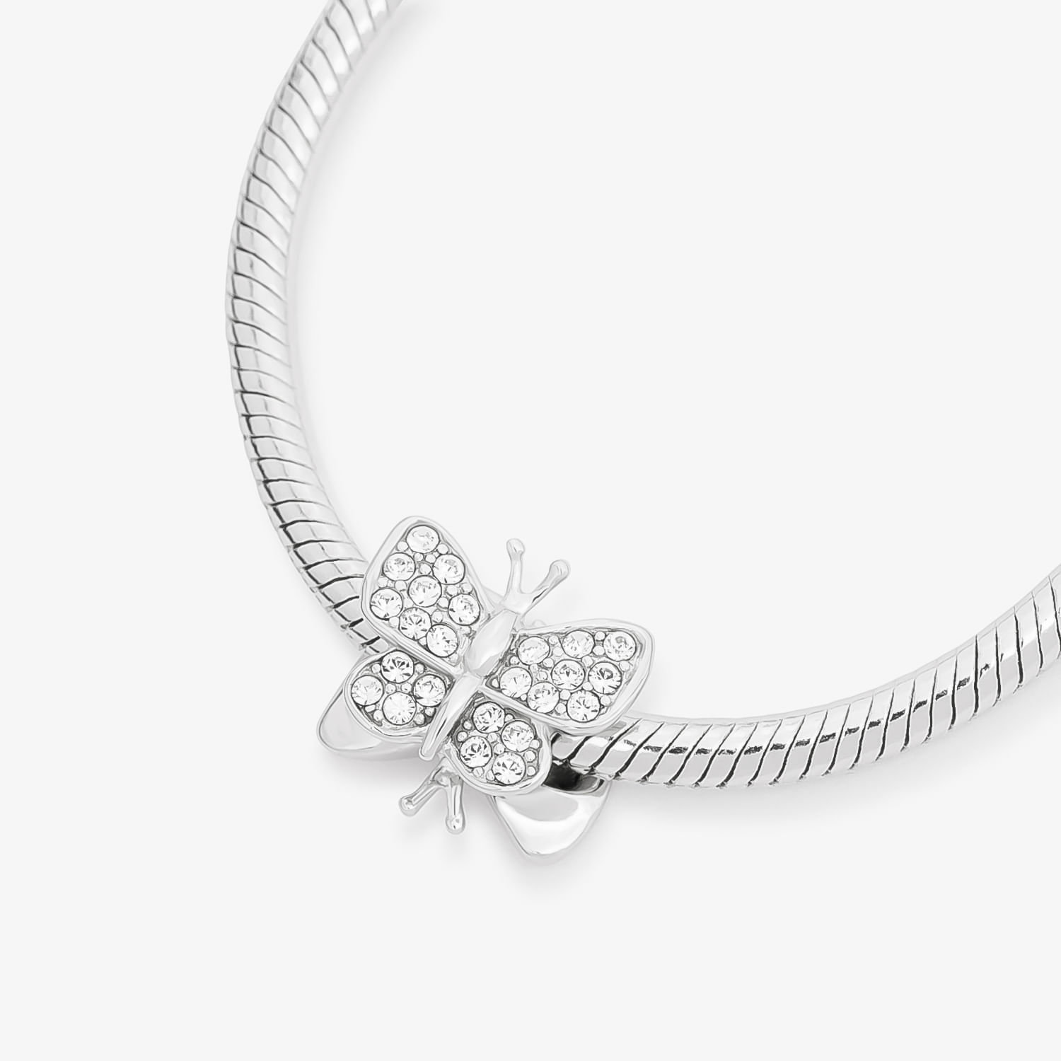 Pulseira de metal prateada com detalhe de borboleta com cristais.