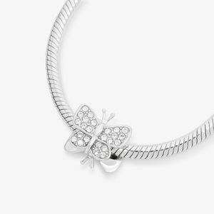 Pulseira de metal prateada com detalhe de borboleta com cristais.