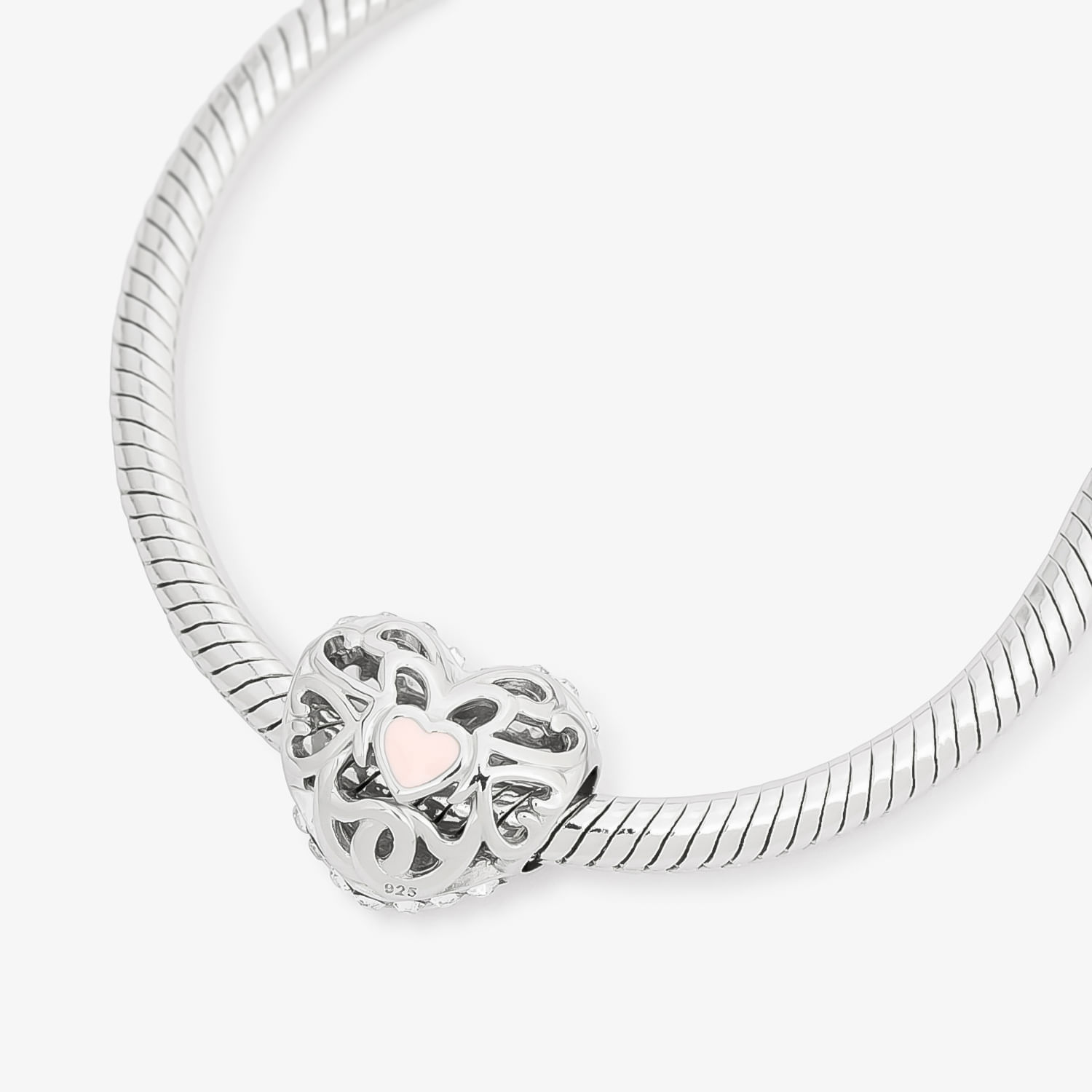 Chaveiro prateado com design de coração rosa no centro, com detalhes florais e curvas, em fundo branco.
