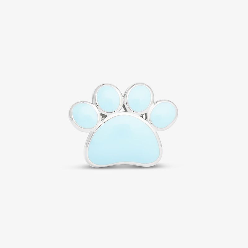 Botão decorativo com estampa de pata de animal, em tons de azul claro e prata.