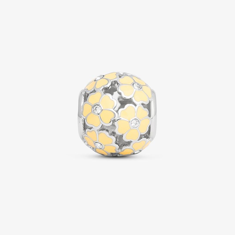 Berloque de prata com esmalte amarelo e pequenos cristais decorativos em forma de flores.