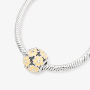 Berlo de pulseira com pingente de flores amarelas e detalhes de pedras Swarovski.