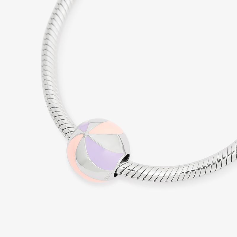Fecho de pulseira de prata com detalhes em cores pastel lilás, rosa e cinza, em uma corrente de elo de malha.