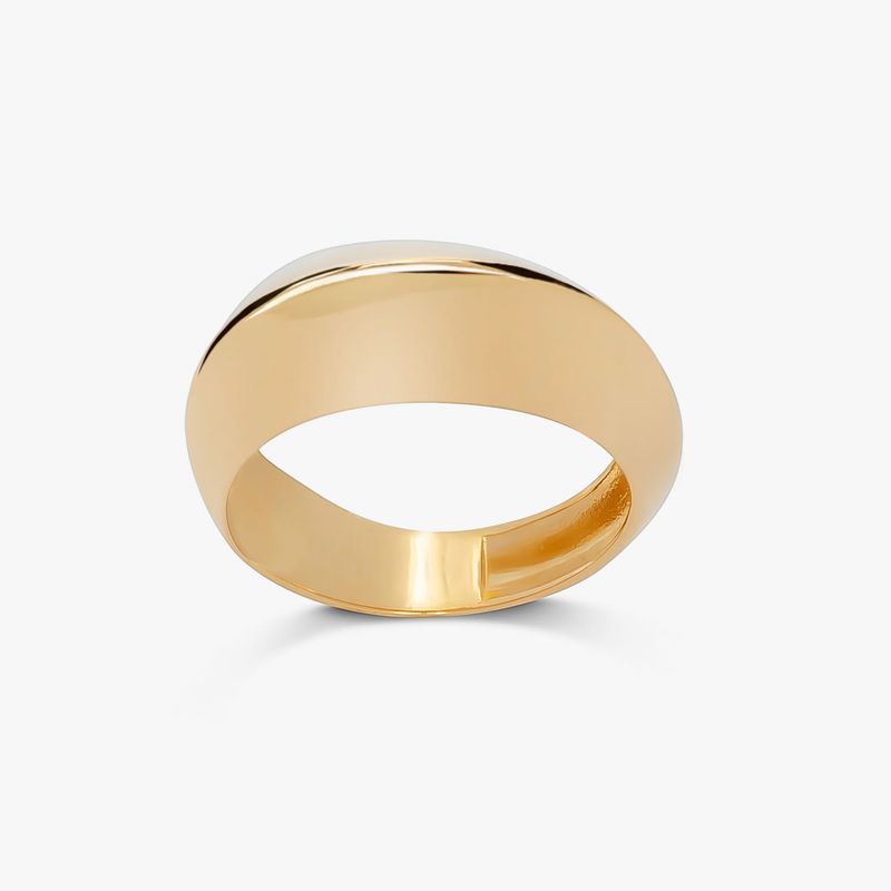 Anel dourado de fecho ajustável, com acabamento brilhante, visto de cima contra fundo branco.