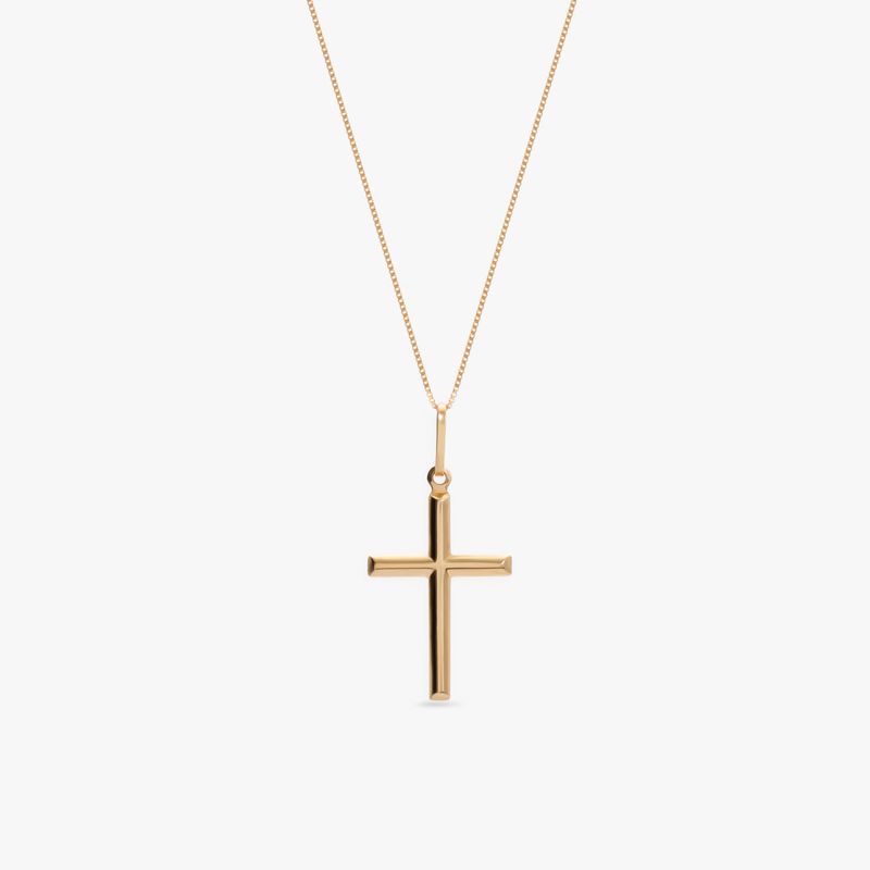 Colar com pingente de cruz dourado, em mais de um tom, com corrente fina e delicada.