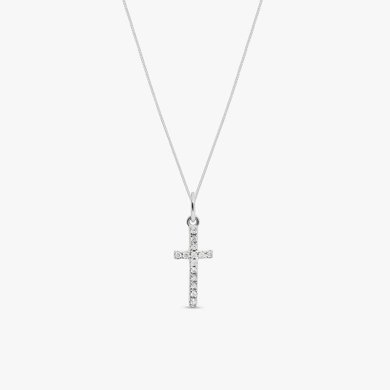 Colar com pingente de cruz prateada com pedras brilhantes.