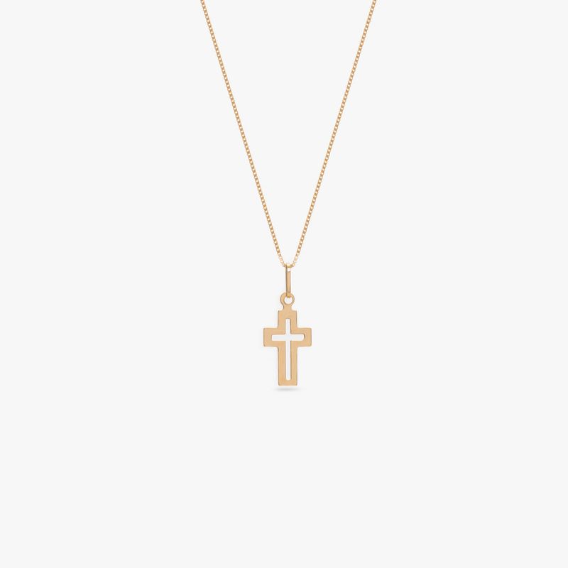 Colar com pingente de cruz dourado em fundo branco.