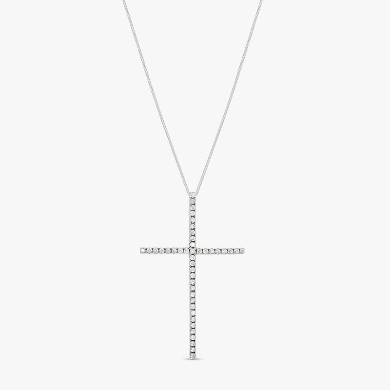 Colar com pingente de cruz feito de metais prateados e pedras brilhantes, exibido em fundo branco.