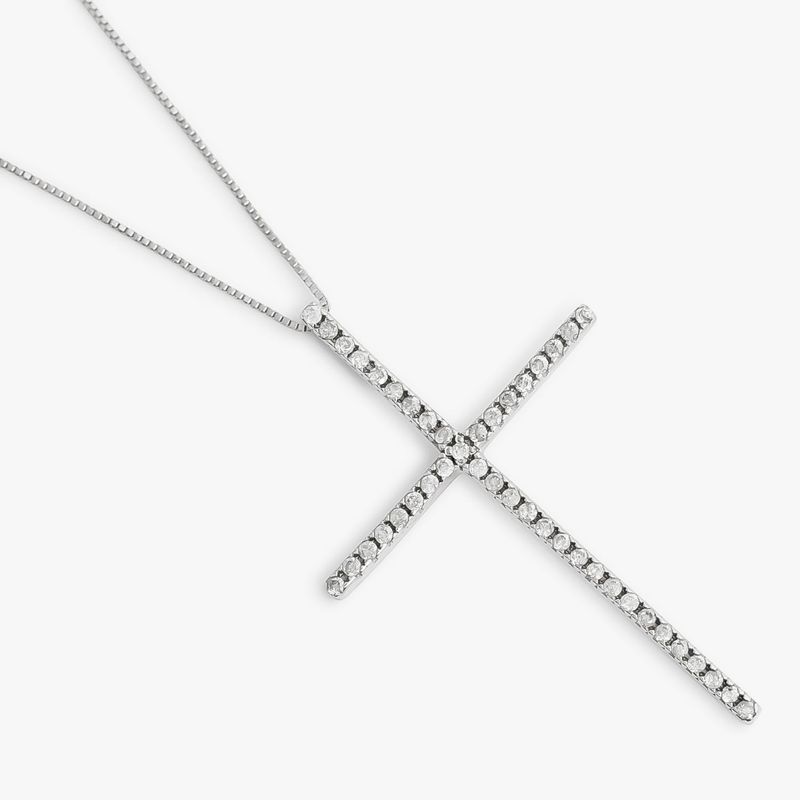 Colar com pingente em forma de cruz, todo cravejado com pedras brilhantes, em prata ou aço inoxidável.