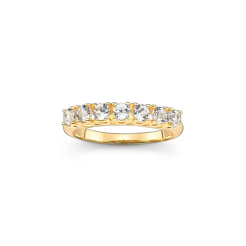 Anel dourado com oito pedras de diamante em uma fileira, formando uma meia aliança.