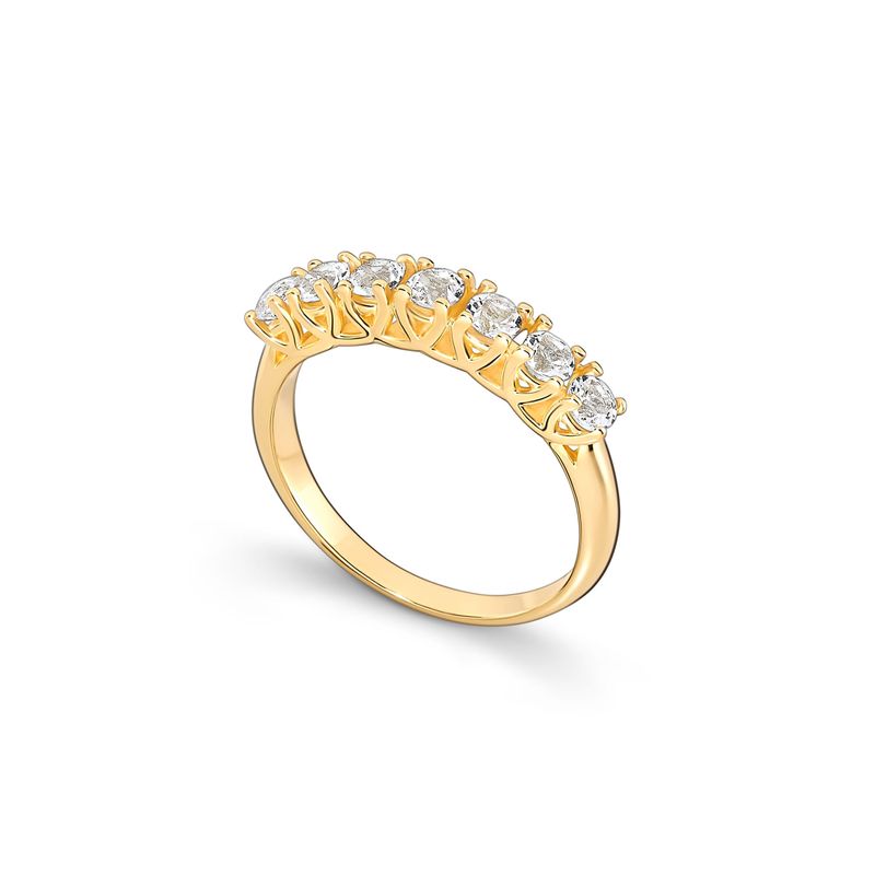 Anel dourado com pedras transparentes, decorado com detalhes em forma de coração na parte superior.