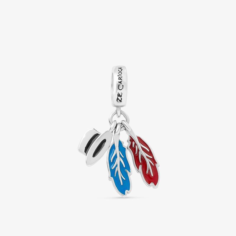 Pingente de prata com duas penas coloridas, uma azul e uma vermelha, e um chapéu preto e branco, com inscrição "RE CARIOCA" na argola.