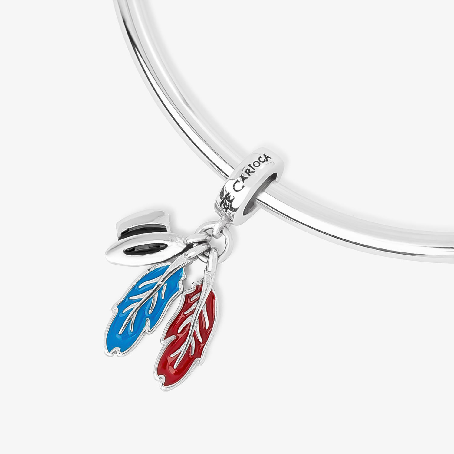 Pingente de prata com duas folhas, uma azul e uma vermelha, e uma peça de prata com gravação "MARIOCA".